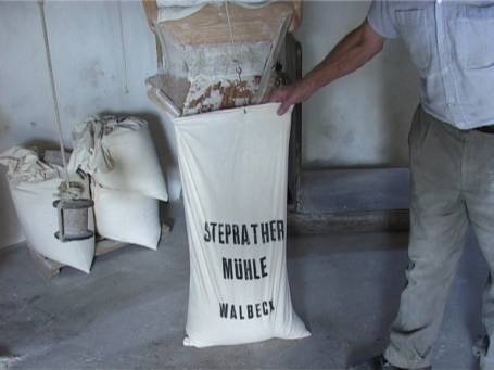 Walbeck : Steprather Turmwindmühle, das Mehl wird in Säcke abgefüllt